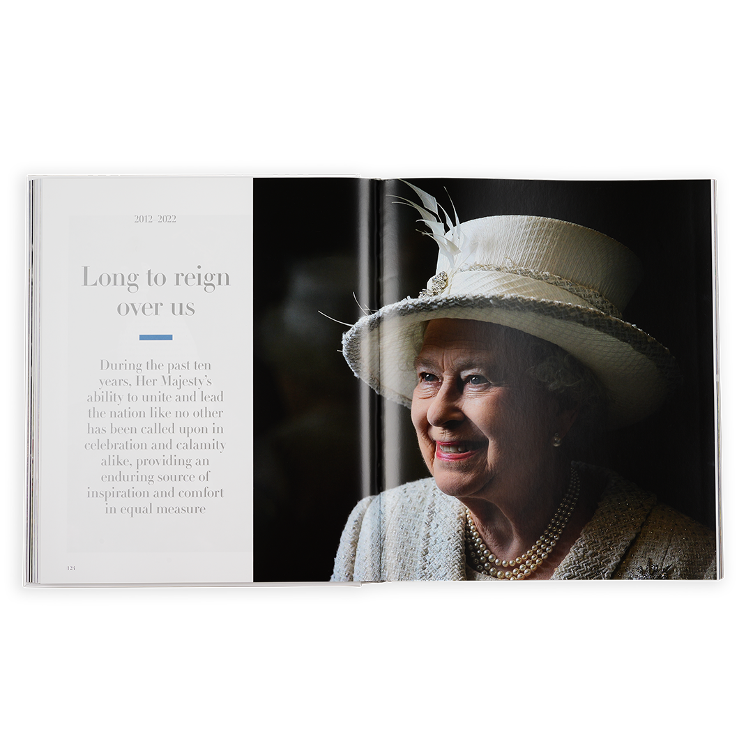 HMTQ_0000_Her-Majesty-The-Queen_Spread-5-Layers